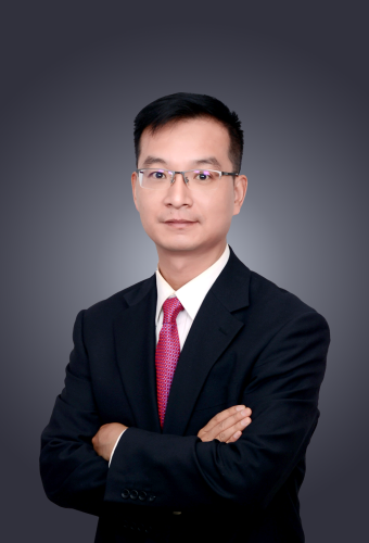余兴华
本科毕业于华北水利水电大学，硕士研究生毕业于郑州大学,一级建造师、消防工程师。专注消防工程师培训工作,以集中面授为主,以网课及直播为辅，擅长讲讲授《消防安全技术实务》、《消防安全综合能力》、《消防案例分析》,同时以专题模块(建防火专题、消防设施专题)进行授课。始终站在学员的角度来进行授课,熟悉考试重点与难点,善于总结,为学员的学习提供了很好的帮助,授课风格幽默风趣,深受学员和机构的好评。近两年的注册消防工程师考前押题,知识点较为精准,为学员通过考试锦上添花。